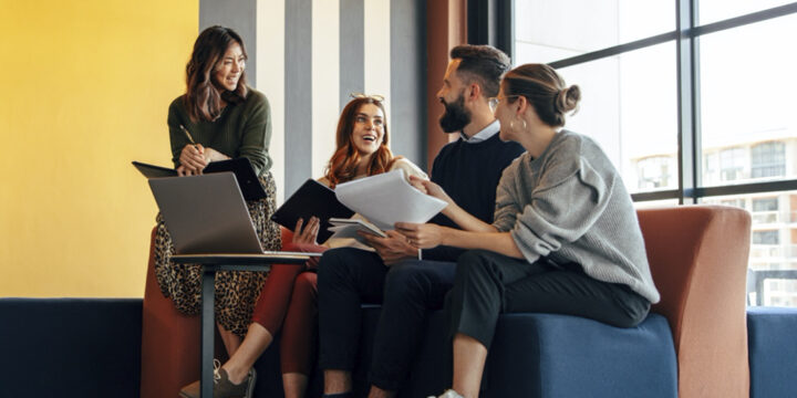 Un gruppo di colleghi che cercano informazioni sul Bando Digital Transformation 2023 Invitalia